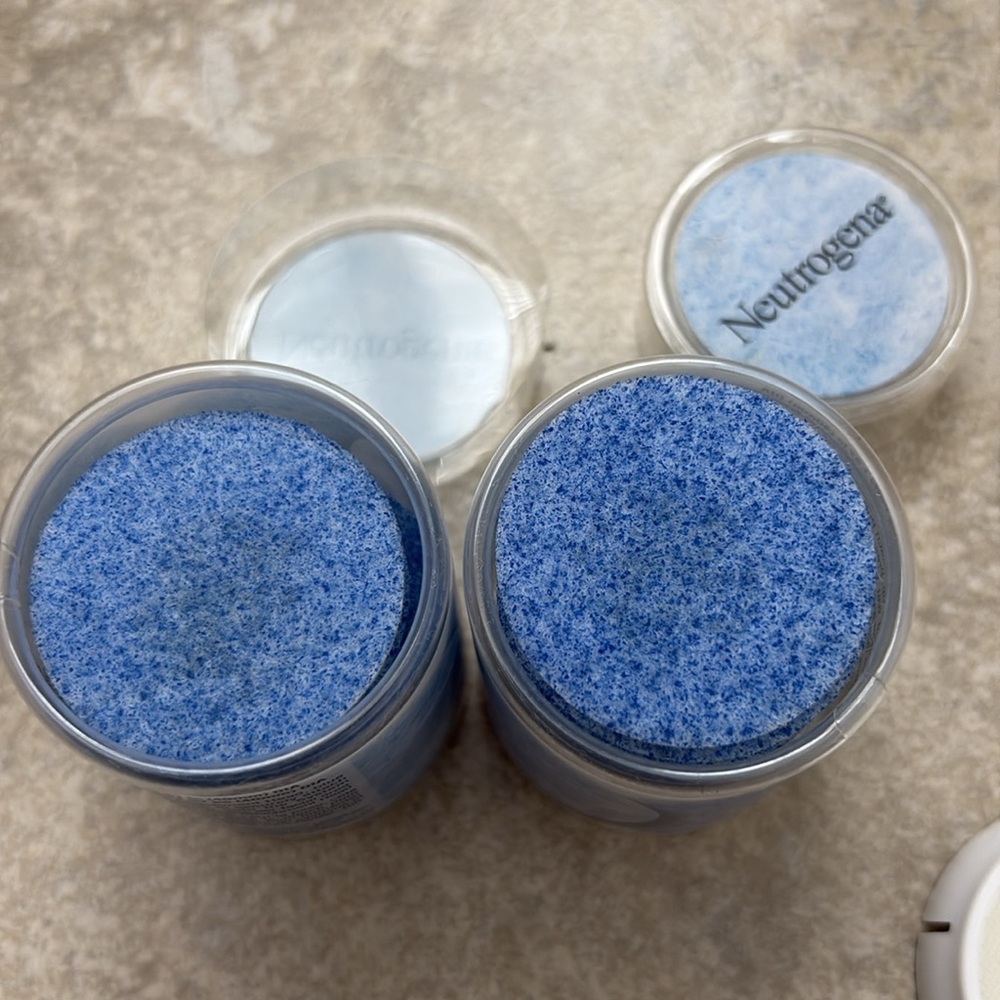 Neutrogena Blue Facial Cleansing Pads - Gentle Exfoliating Puffs - Picture 6 of 6